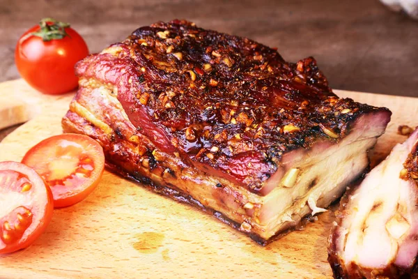 Costolette di maiale grigliate alla griglia Striploin bistecca con salsa chimichurri e pomodori sul tagliere su sfondo scuro . — Foto Stock