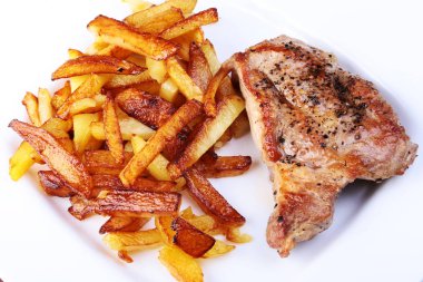 Ekmek arası sığır eti biftek patates ücretsiz, taze domates ve kahverengi taş zemin üzerine sos ızgara