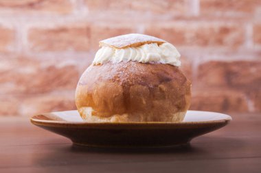 Geleneksel İsveç tatlı Semla, ayrıca Shrove bun, badem ezmesi ile aradı ve çırpılmış krema dolum.