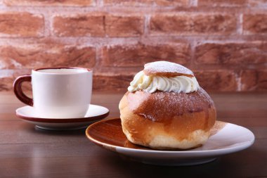 Geleneksel İsveç tatlı Semla, ayrıca Shrove bun, badem ezmesi ile aradı ve çırpılmış krema dolum.
