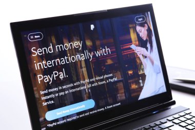 New York, Amerika Birleşik Devletleri - 25 Mart 2019: Açıklayıcı içerik, Web sitesi, Paypal logosu görüntü ekranda görünür. Bir Amerikan online ödeme ve bankacılık şirket PayPal nedir.