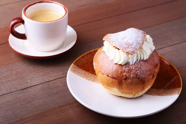 Традиционный шведский десерт Semla, также называемый Shrove булочка, с миндальной пастой и взбитыми сливками заполнения . — стоковое фото