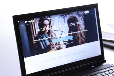 New York, Amerika Birleşik Devletleri - 25 Mart 2019: Açıklayıcı içerik, Web sitesi, Paypal logosu görüntü ekranda görünür. Bir Amerikan online ödeme ve bankacılık şirket PayPal nedir.