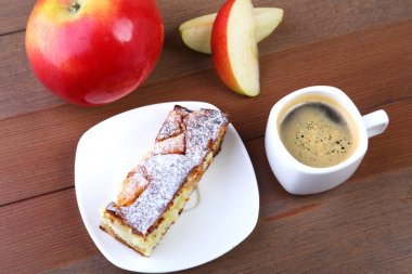 Klasik Amerikan ev yapımı elmalı turta. Lezzetli Organik Elma Pasta ve espresso kahve ile fincan parçası. Yemeye Hazır Tatlı.