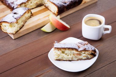 Klasik Amerikan ev yapımı elmalı turta. Lezzetli Organik Elma Pasta ve espresso kahve ile fincan parçası. Yemeye Hazır Tatlı.