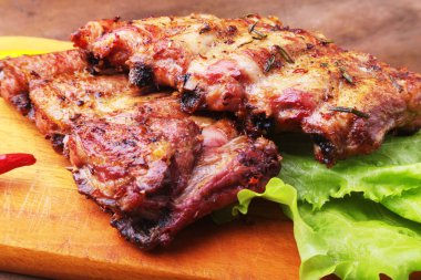 marul yaprakları, sıcak biber ve sos ahşap kesme tahtası üzerinde mangalda kaburga ızgara.