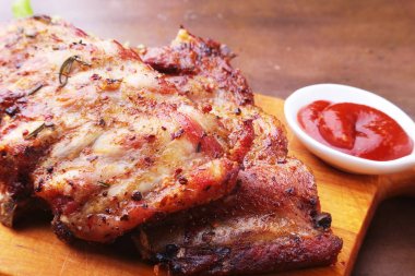 marul yaprakları, sıcak biber ve sos ahşap kesme tahtası üzerinde mangalda kaburga ızgara.