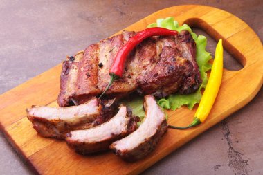 marul yaprakları, sıcak biber ve sos ahşap kesme tahtası üzerinde mangalda kaburga ızgara.