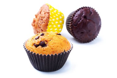 Kuru üzüm ve çikolata üzerinde izole beyaz arka plan ile lezzetli ev yapımı kekler çeşitli. Kek. Üstten Görünüm.