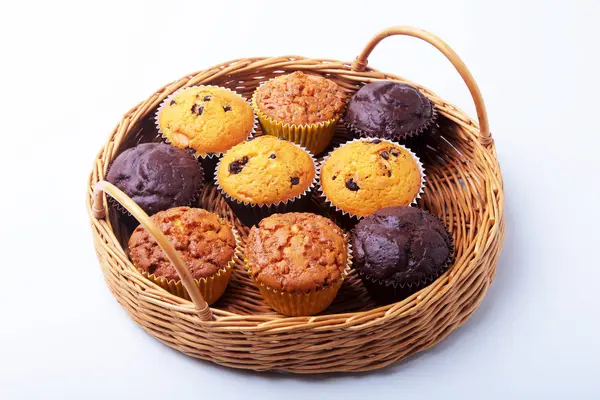 Weidenkorb mit verschiedenen leckeren hausgemachten Cupcakes mit Rosinen und Schokolade. Cupcakes. Ansicht von oben. Kopierraum. — Stockfoto