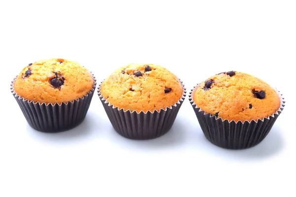 Sortidas com deliciosos cupcakes caseiros com passas e chocolate isolado em fundo branco. Muffins. Vista superior. Espaço de cópia . — Fotografia de Stock