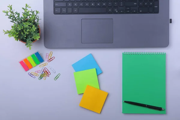 Primer plano del cómodo lugar de trabajo en la oficina con computadora portátil, portátil, gafas, bolígrafo y otros equipos que se colocan en la mesa con espacio para copias. Vista superior . —  Fotos de Stock