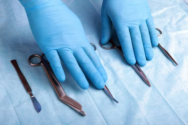 Детальный снимок стерилизованных хирургических инструментов с помощью руки, хватающей инструмент  , — стоковое фото