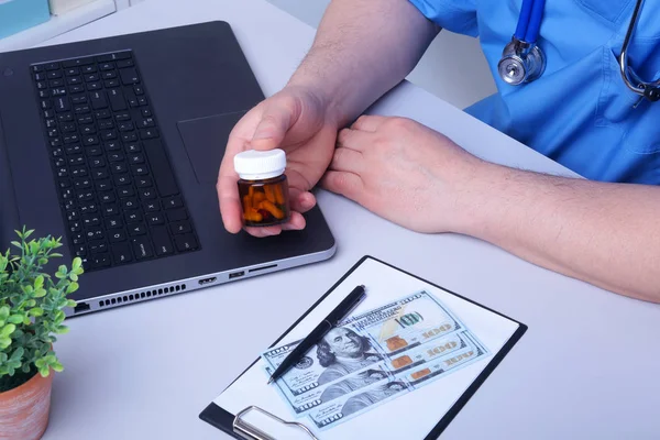 Ärztin zeigt Medikamentenkartons am Office Desktop. Gesundheitswesen, Medizin und Pharmazie. — Stockfoto