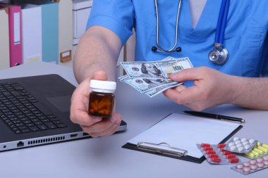 Doktor eli, Ofis Masaüstü 'nde ilaç kutularını gösteriyor. Sağlık, Tıbbi ve Eczane Konsepti.