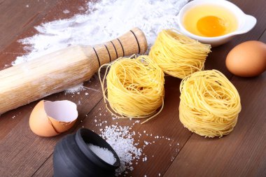 yumurta, un, tuz, makarna penne bolonez için malzemeler