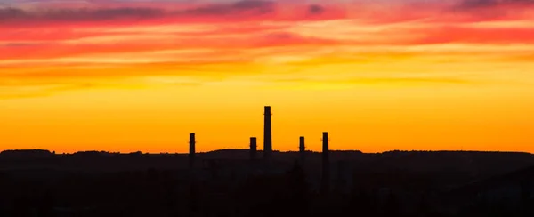 Industrial panorama on the background of a colorful dramatic sky with clouds at sunset. — Stock Photo, Image