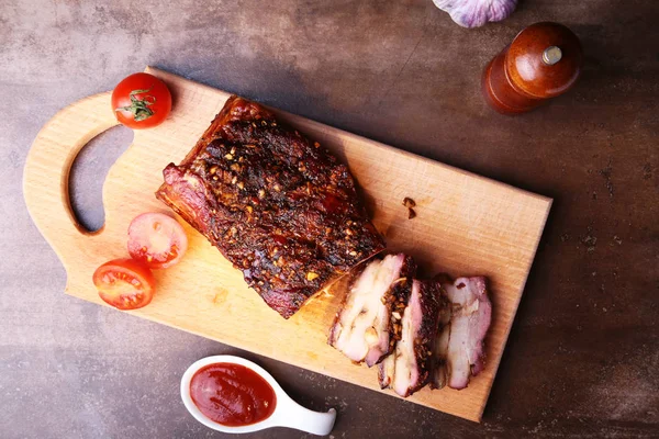 Жареные свиные ребрышки барбекю Стриплоин стейк с соусом чимичурри и помидорами на разделочной доске. Вид сверху . — стоковое фото