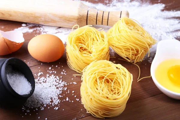 Telur, tepung, garam, bahan untuk pasta penne bolognese Stok Foto Bebas Royalti