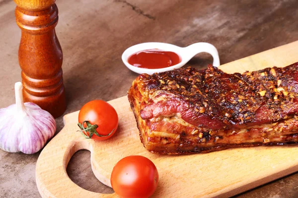 Гриль свиные ребрышки барбекю Стриплоин стейк с соусом чимичурри и помидорами на разделочной доске на темном фоне . — стоковое фото