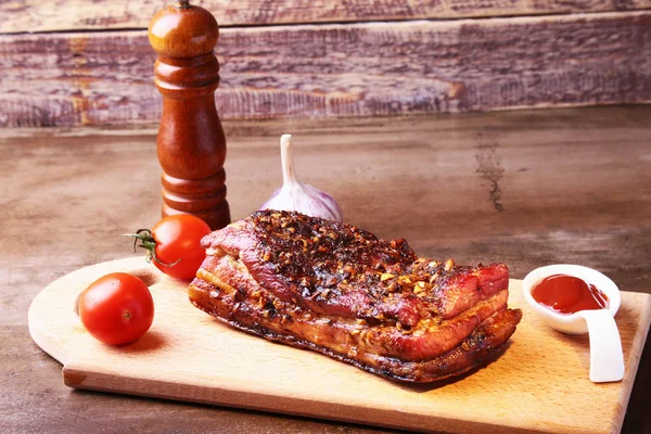 Гриль свиные ребрышки барбекю Стриплоин стейк с соусом чимичурри и помидорами на разделочной доске на темном фоне . — стоковое фото