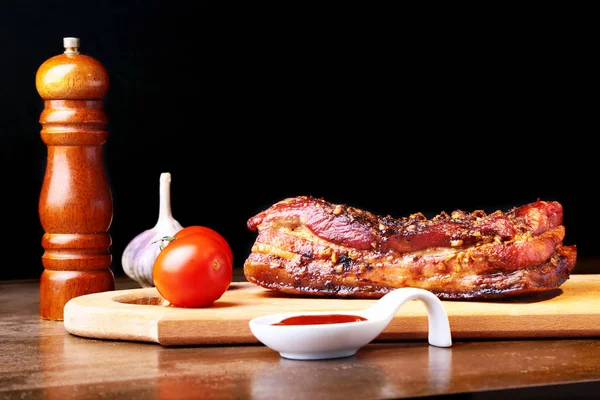 Grillowane żebra wieprzowe Grill Striploin stek z sosem Chimichurri i pomidory na deski do krojenia na ciemnym tle. — Zdjęcie stockowe