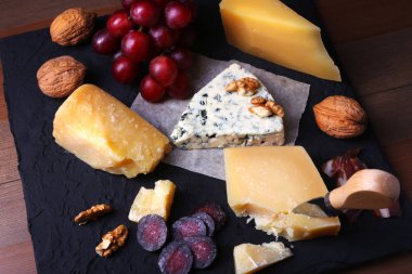 Meyve, üzüm, fındık ve peynir bıçağı bir ahşap servis tepsi ile peynir çeşitleri.