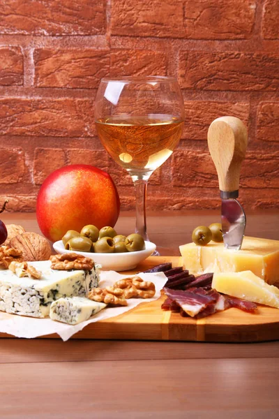 Asortyment sera z nożem owoce, winogrona, orzechy i ser na do serwowania drewniane. — Zdjęcie stockowe