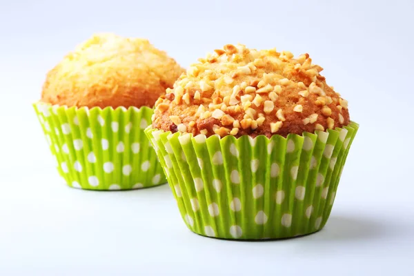 Assorti met heerlijke zelfgemaakte cupcakes met rozijnen en chocolade geïsoleerd op witte achtergrond. Muffins. Bovenaanzicht. Kopiëren van ruimte. — Stockfoto