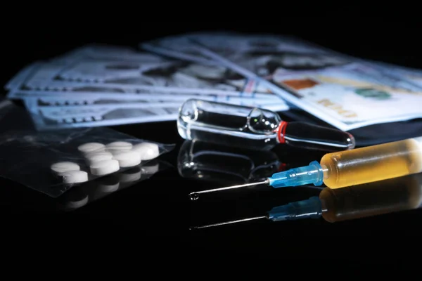 Conceito de tráfico de drogas, criminalidade, dependência e venda - close-up de drogas e dinheiro . — Fotografia de Stock