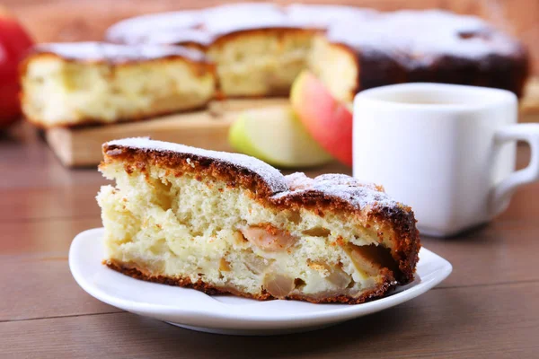 Tarta de manzana americana clásica. Pieza de sabroso pastel de manzana orgánica y taza con café expreso. Postre listo para comer . — Foto de Stock