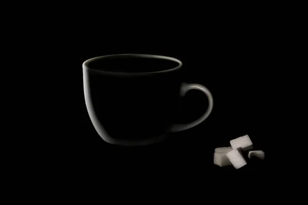 Taza de café sobre un fondo negro con vapor. Tonalidad oscura.Espacio para texto . — Foto de Stock