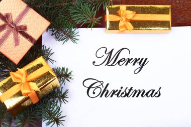 hediye kutusu, renkli toplar ve Noel ağacı ahşap bir masaüstü ile mektup kopya alanı için.