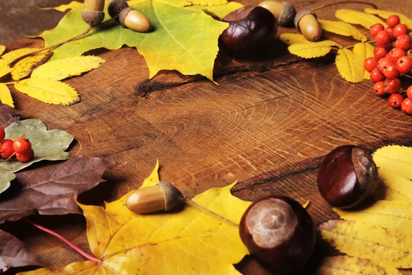 Marco de hojas de arce de otoño en madera envejecida con espacio de copia. Mockup para ofertas de temporada y tarjeta postal de vacaciones , — Foto de Stock