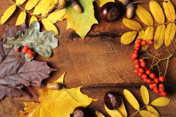 Marco de hojas de arce de otoño en madera envejecida con espacio de copia. Mockup para ofertas de temporada y tarjeta postal de vacaciones, vista superior — Foto de Stock