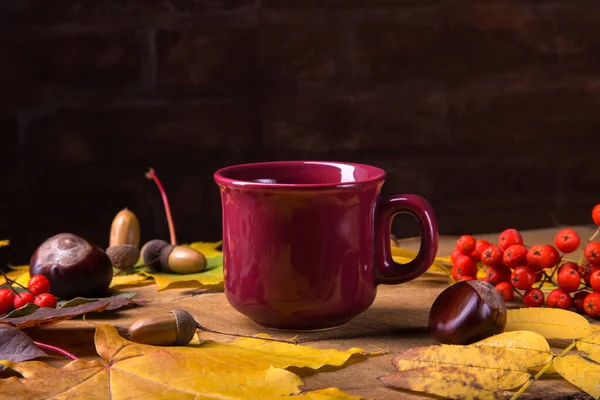 Otoño, hojas de otoño, taza de café caliente y humeante sobre fondo de mesa de madera. Domingo por la mañana café relajante y naturaleza muerta concepto . Imágenes De Stock Sin Royalties Gratis