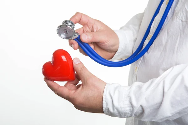Fiatal mail orvos tartja piros szív a kezében. — Stock Fotó