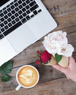 Kahve, çiçek ve klavye sayesinde Live tarzı