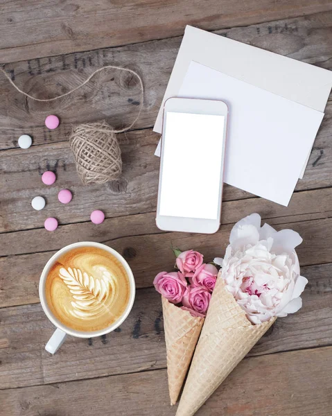 Sabah rutin kahve ve telefon ile