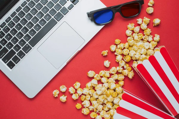 Glasses Popcorn Red Background Top View — Stock Photo, Image
