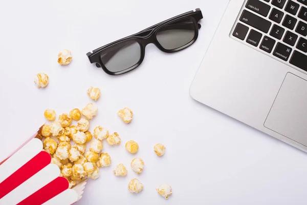 Gläser Und Popcorn Mit Tastatur Auf Weißem Hintergrund — Stockfoto