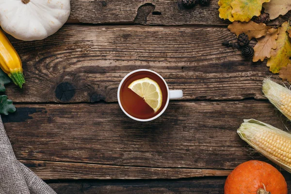 Őszi Zöldségek Tea Sütőtök Kukorica Sárga Levelek Egy Fából Készült — Stock Fotó