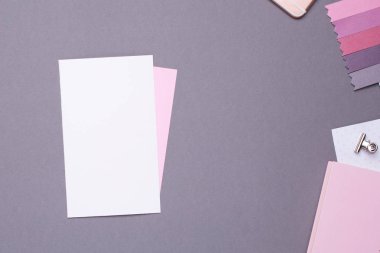 Pembe kağıtlı beyaz kart ve gri arkaplan üzerinde klasik stil üst görünümü olan ayrıntılar