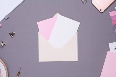 Pembe kağıtlı beyaz kart ve gri arkaplan üzerinde klasik stil üst görünümü olan ayrıntılar