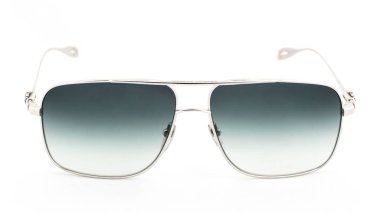 Güneş gözlük beyaz arka tarafında görüntülemek