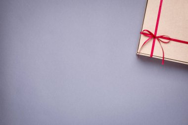 Hediye kutusunda bir gri arka plan en iyi görünümde Bordo saten kurdele ile