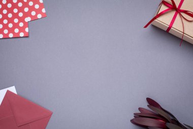 Hediye zarfları ve hediye kutusu üst görünümlü gri arkaplan