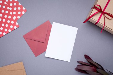 Gri arkaplan görünümlü saten kurdeleli hediye ve hediye paketi