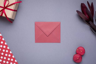 Gri arkaplan görünümlü saten kurdeleli hediye ve hediye paketi