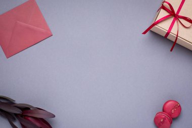Hediye zarflarla arka plan gri, hediye kutusu ve macaroons ve üstten görünüm